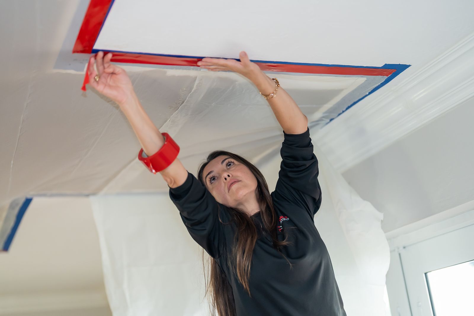 Sealing a containment barrier against the ceiling line